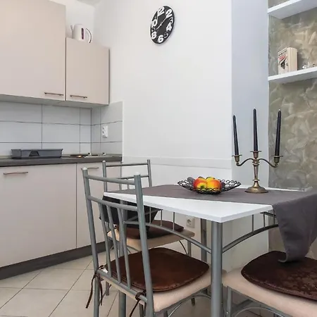 1 Bedroom Stunning In شقة جيسينتسي